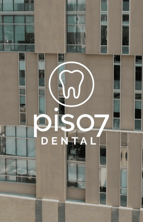 Edificio de Piso 7 Dental con su logotipo