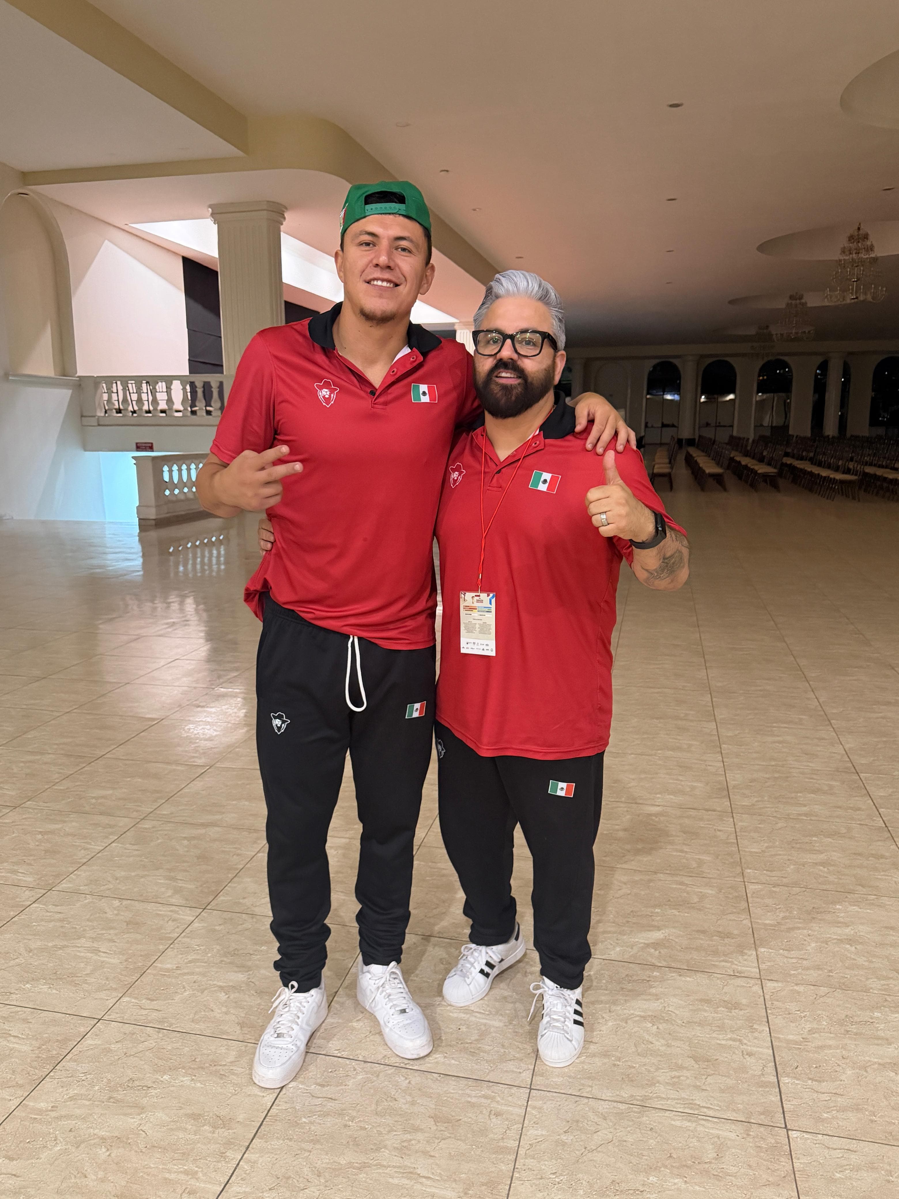 Dr. Carlos Inzunza con un integrante de la Selección Mexicana de Basquetbol